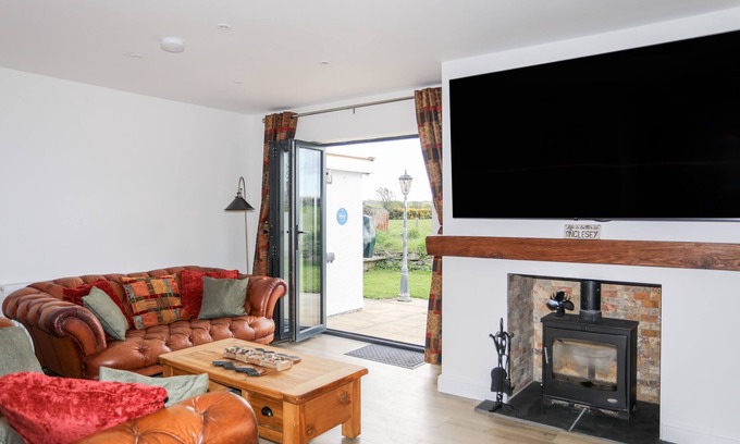 Llanfechell House | THE HAWTHORNS, pet friendly, with open fire in Llanfechell