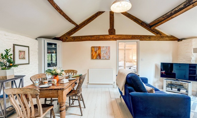 Hook Norton Apartment | The Hayloft | Cotswolds Holiday Let | 1 Bed & Sleeps 2