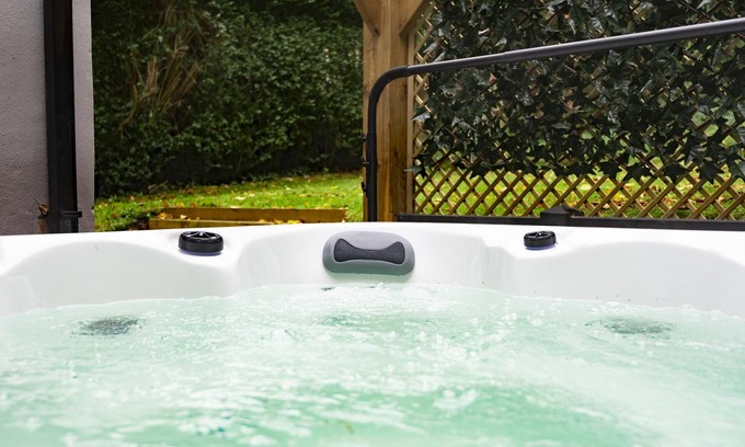 Headingley Apartment | The Headingley House Leeds - Hot Tub - Sleeps Up To 12 - EV Charging