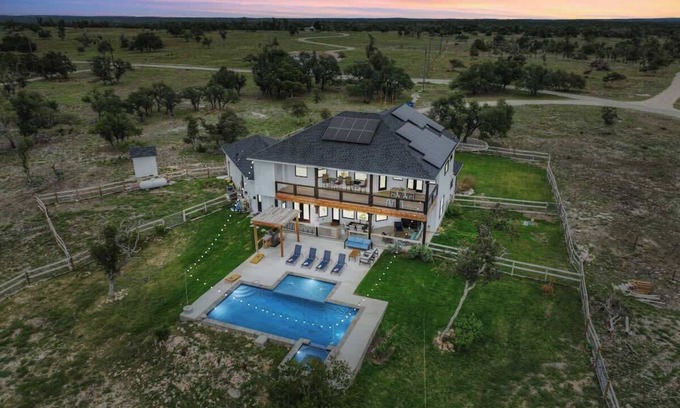 Fredericksburg House | The Heavy Pour w/Pool & Hot-tub