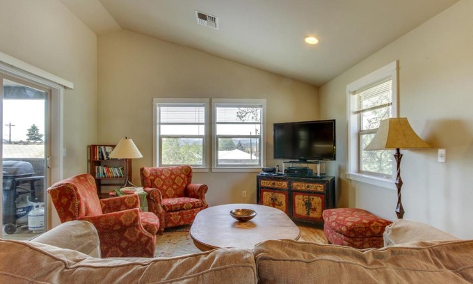 Larkspur House | The Heyburn Cottage (Upstairs)