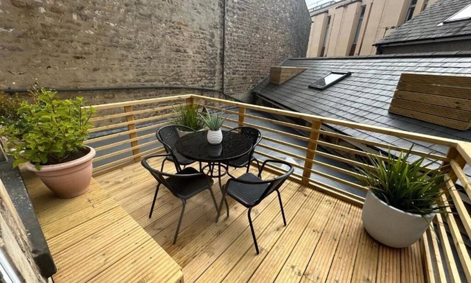 Lancaster Apartment | The Hideaway – 2-Bedroom Apartment with outdoor terrace & free parking