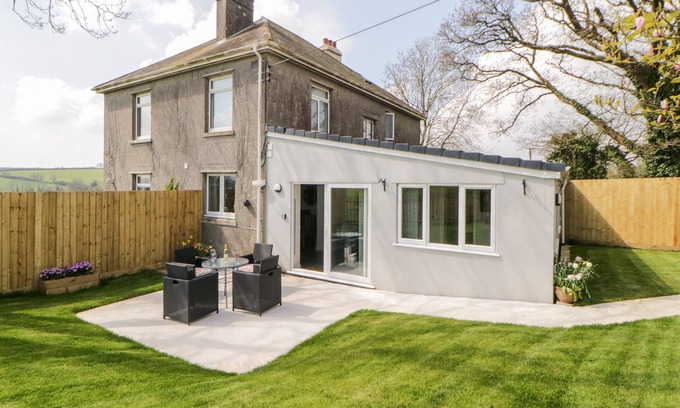 Burgh Island Cottage | THE HIDEAWAY, family friendly, with a garden in Aveton Gifford
