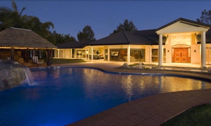 Helensvale House | The Hideaway sleeps up to 24 guests