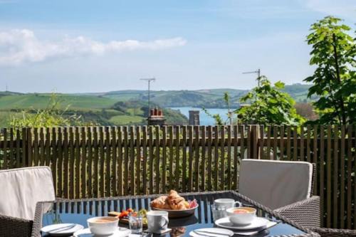 Salcombe House | The Hideout-Boutique Cabin, Estuary View & Parking