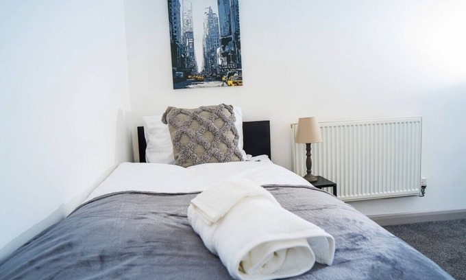 Northampton House | The Highfield Villa, Northampton Centre, Sleeps 10