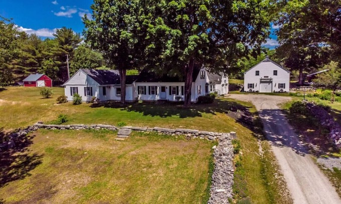 Waterford House | The Hive Newly Renovated Chic Farmhouse & Barn