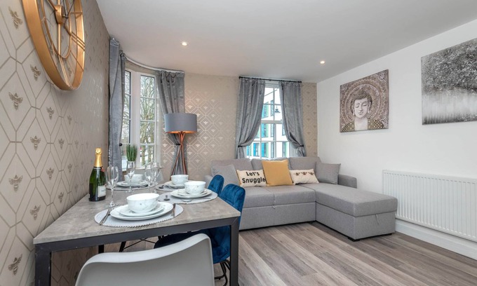 Cheltenham Apartment | The Honeycomb Residence by Fortuna Property