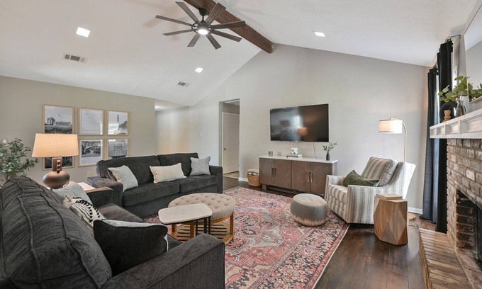 Raintree House | THE HOWDY HUT - MODERN, COZY RETREAT W/PRIME LOCATION