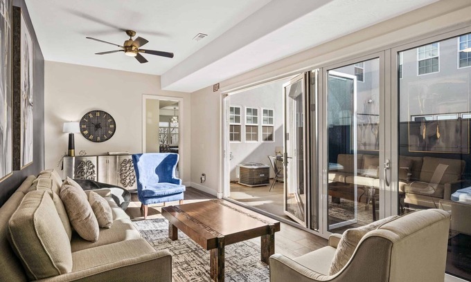 Hurricane House | The Hudson: Dog Friendly, Private Hot Tub, Community Pool + Hot Tub
