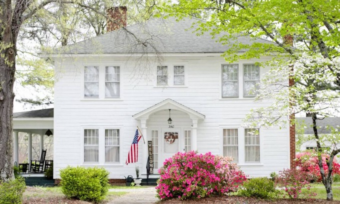 Lattimore Bed & Breakfast | The Hunt House Bed & Breakfast: A traditional country home, away from home!