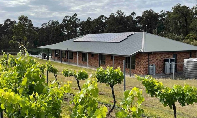 Lovedale House | The Ironstone Lodge vineyard 6Bed with ensuites large group retreat