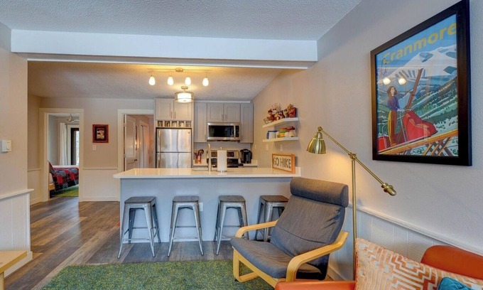 Bartlett Condo | The Knotty Chipmunk - Cozy Condo - Sleeps 6