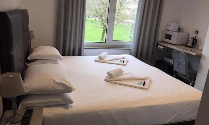 Turnchapel Hotel | The Lake House