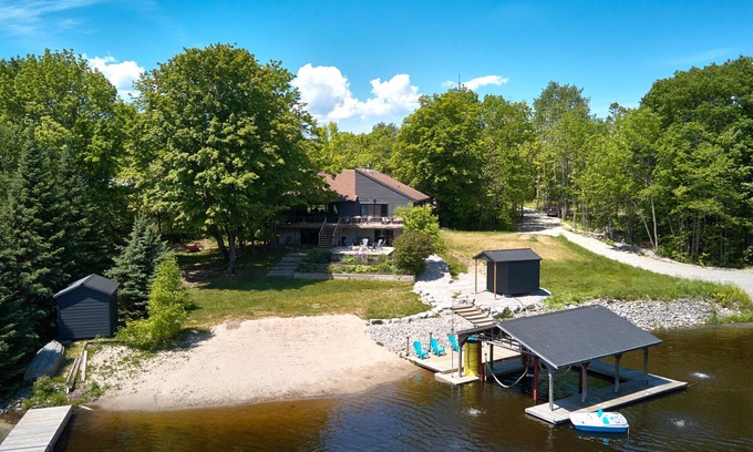 Georgian Bay Cottage | The Lake House! Private 3.6 Acres Family Retreat!