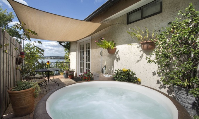 Canyon Lake Bed & Breakfast | The Lakehouse Bed & Breakfast