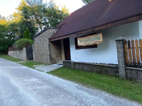 Taut House | The LakeHouse Tauț