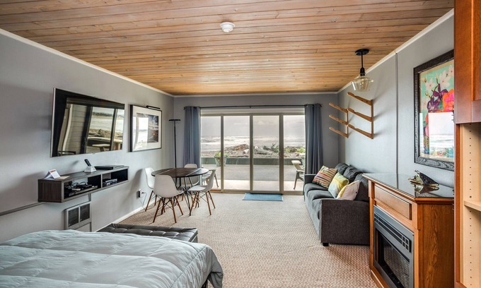 Seaside Hotel | The Lanai At The Cove