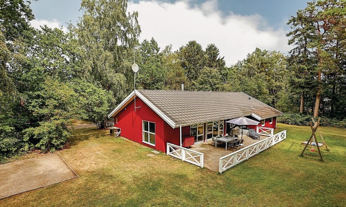 Udsholt Sand House | The large cottage with indoor pool, whirlpool for 6 and sauna welcomes you on a level plot, which is