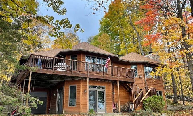 Hayward House | The Lighthouse on Big Round Lake