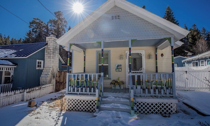 Cloudcroft House | The Lilac Cottage is a charming 2-bedroom house in Cloudcroft with fenced yard!