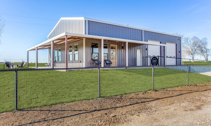 Collinsville House | "The Little Ass Apartment!" Country Retreat Getaway!