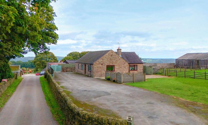Crich Cottage | THE LODGE, with open fire in Wirksworth