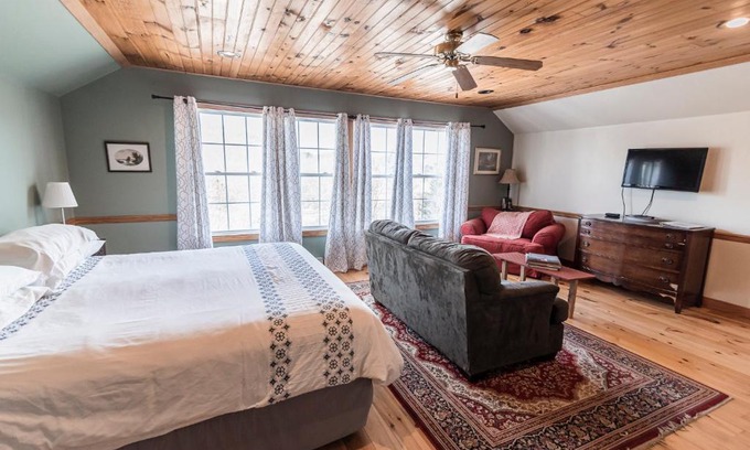 Bolivar Apartment | The Loft at the Barn