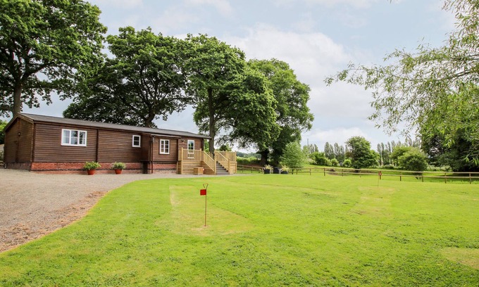 Newnham Cottage | THE LOG CABIN, family friendly, with a garden in Tenbury Wells