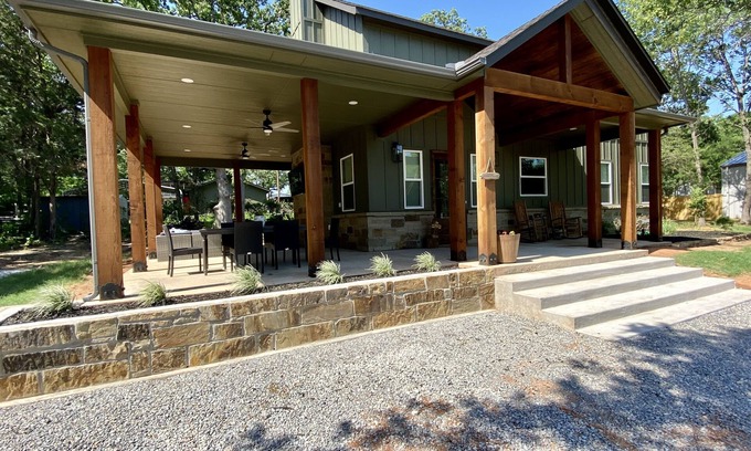 Pottsboro House | *The Lookout Lodge* less than a mile from the lake!