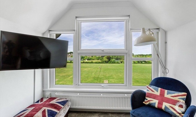 Hythe Apartment | The Lookout - stunning view, seconds from beach