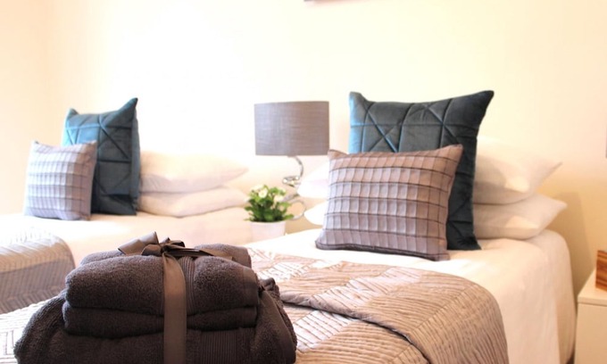 Wrexham Hotel | The Lower Gathering - Town Centre - Sleeps up to 10