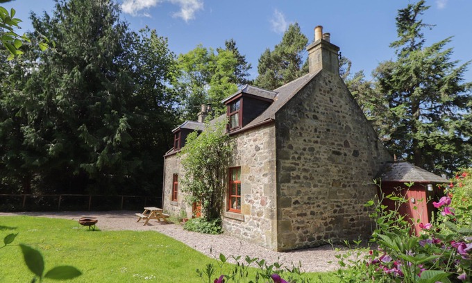 Elgin Cottage | THE MAINS, family friendly, with open fire in Lhanbryde