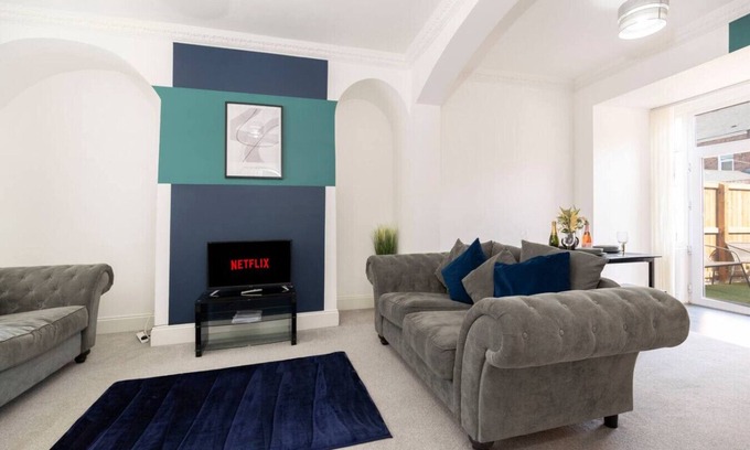 Jarrow Apartment | The Maple Haven – Spacious 3BR w/FREE Parking