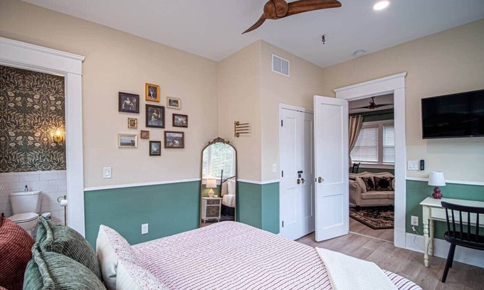 Marietta Apartment | The Marietta Square Manor