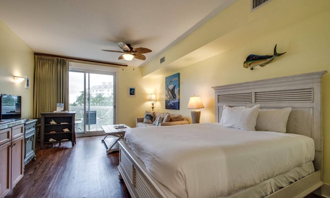 Baytowne Wharf Condo | The Marlin at Sandestin: Coastal Studio Retreat