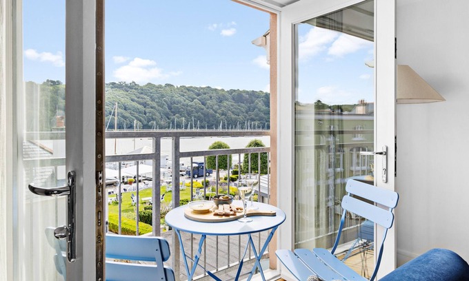 Dartmouth Apartment | The Masts - Luxury Dart Marina Apartment
