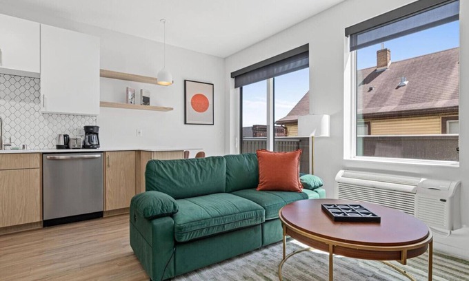 Lyn-Lake Apartment | The Midtown Greenway 1Bed Apt W/Gym + Rooftop