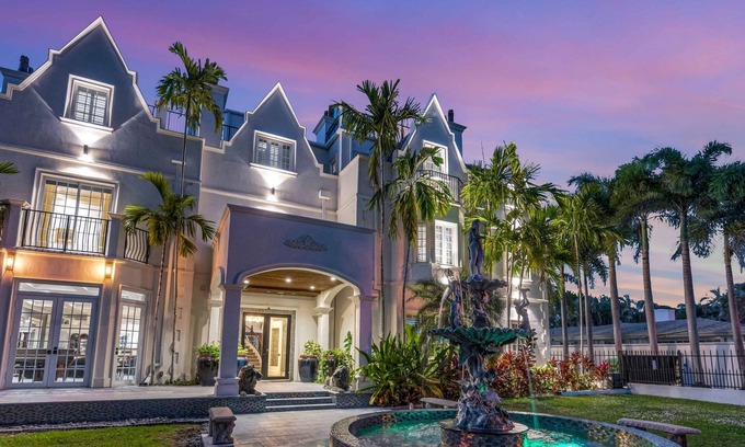 East Fort Lauderdale House | The Modern Castle | Canal View & Access | Rooftop | Living Greenhouse | VlLLAS