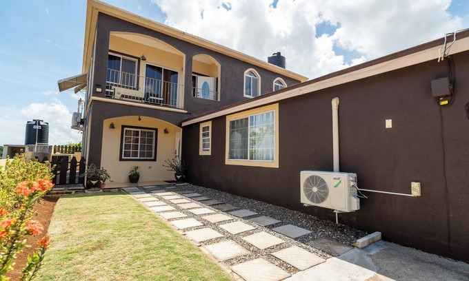 St.Bran's Burg Apartment | The Montego Brownstone is terrific 4-bedroom apartment with AC in St.Bran's Burg