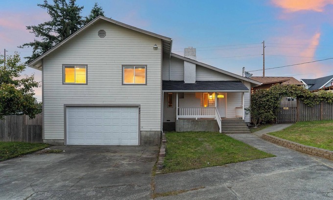 Eastside House | The NorthWest Vibes 6bd/3ba w/GameRoom Covered String Light Deck w/BBQ&Firepit