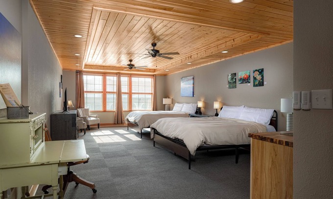 Burnsville Hotel | The NuWray Hotel & Carriage House