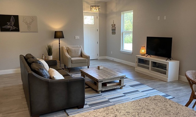 Canyon Lake Cottage | The Oakhill Cottage—stylish, family-friendly—3 min from boat ramp!