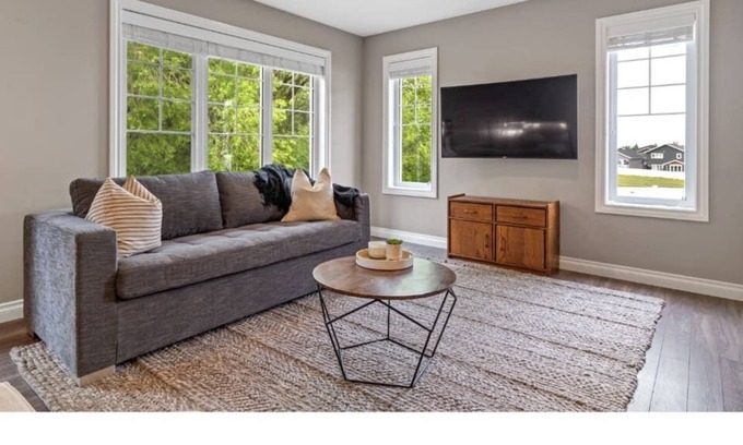 Sylvan Lake House | The Oar | No Service Fees | Balcony & BBQ | 55”TV