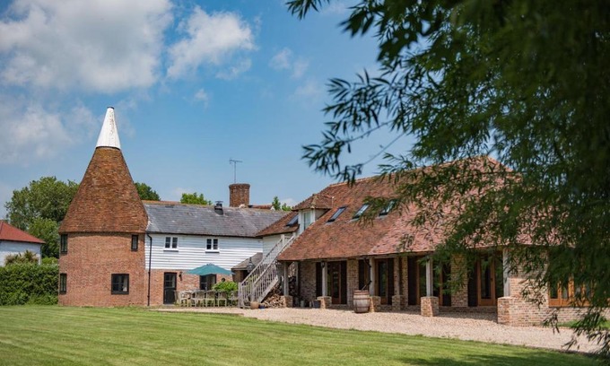 Newenden House | The Oast by Bloom Stays