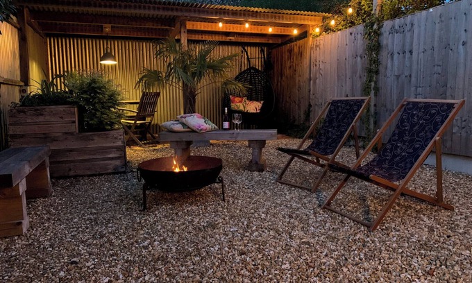 Ningwood Cottage | THE OLD BREWHOUSE & PIGGERY, romantic, with a garden in Shalfleet