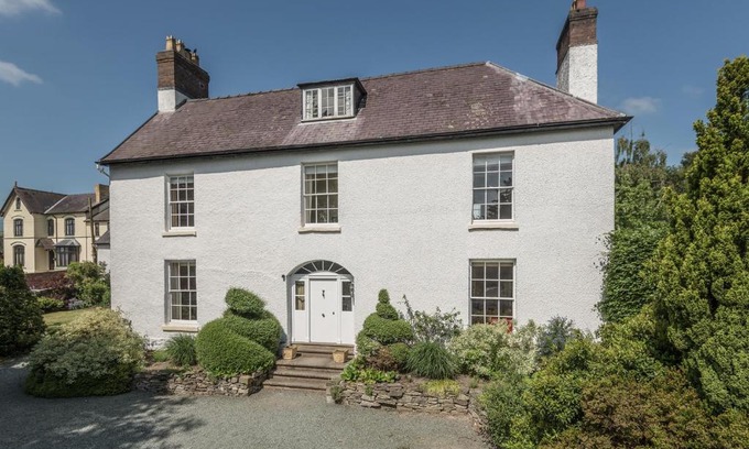 Bishops Castle House | The Old Schoolhouse and Cottage