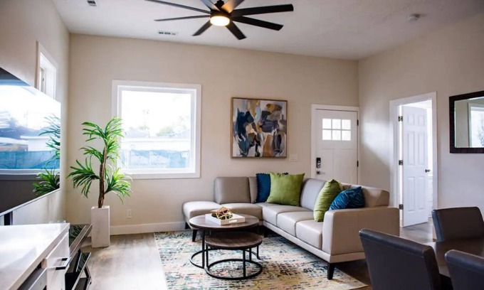 Midvale House | The Olive Den - Spacious New Remodel - Big Groups.