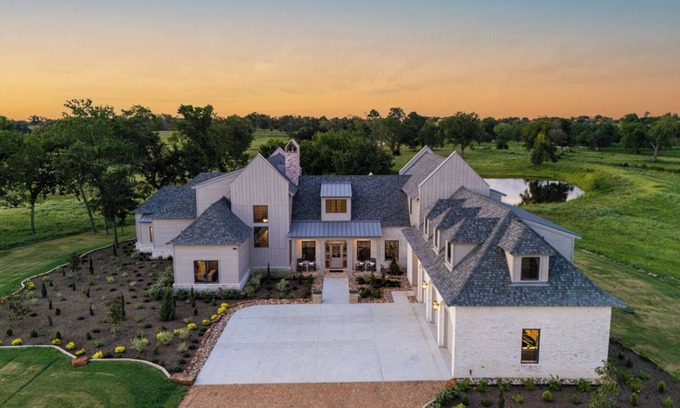 Washington House | The One for Starry Nights - Luxury Estate for 16 near Brenham & Round Top