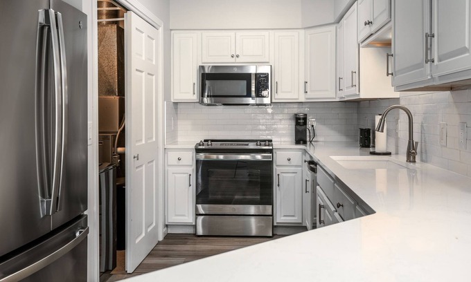 Williams Bay Condo | The Overbrook – Charming 2BR Pet-Friendly Condo in Lake Geneva